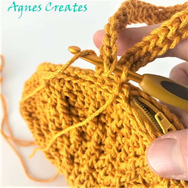 Learn how to crochet and attach a handle to a crochet clutch purse!