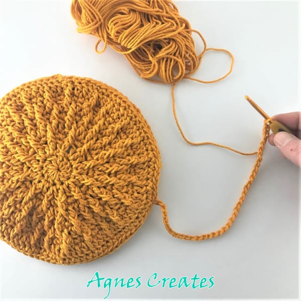 learn how to crochet a handle loop for a round wristlet clutch purse!