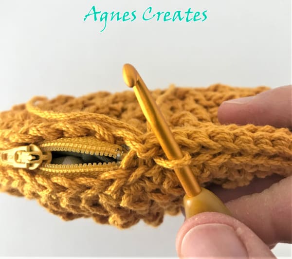 learn how to make and attach a handle to a crochet circle clutch bag!