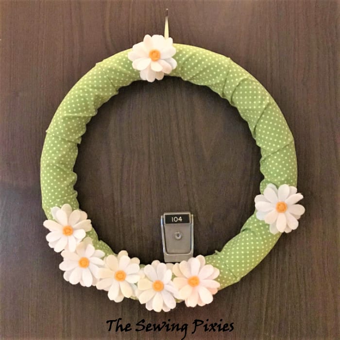 Learn how to make a fabric spring wreath! Free printable daisy templates are available to make a spring wreath!