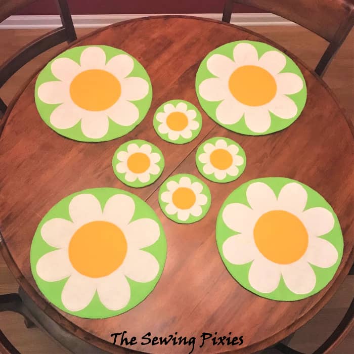 DIY felt daisy placemats and coasters! Free pattern and tutorial! 