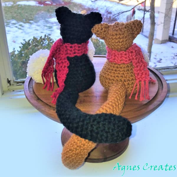 Get a free cat crochet pattern! A perfect Valentine's Day crochet pattern idea!