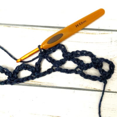 Learn a basic trellis crochet stitch also called a diamond mesh crochet stitch!