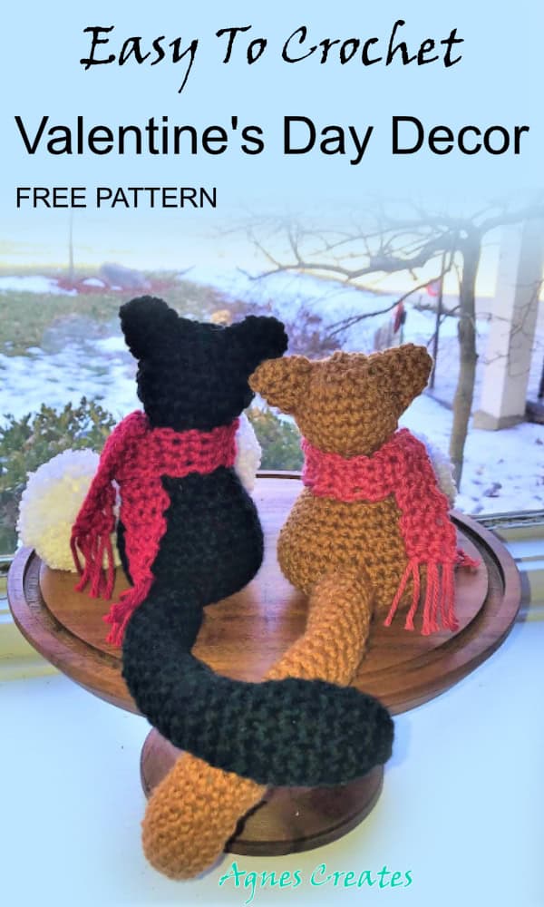 Get a cat crochet pattern free! A perfect Valentine's Day crochet pattern idea!