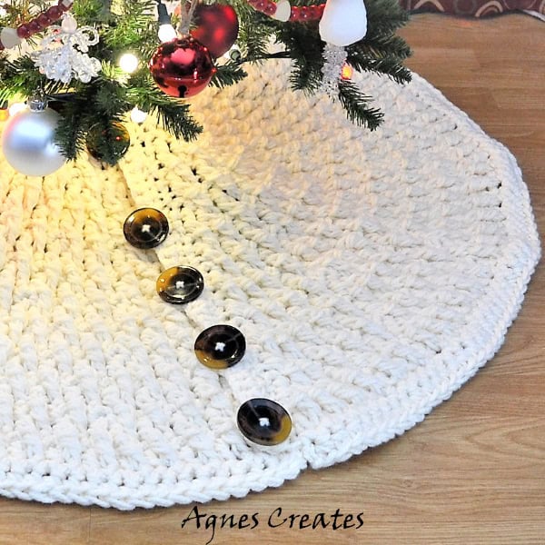 Follow a free Christmas tree skirt crochet pattern and learn how to crochet alpine stitch in rounds! It makes a nice Christmas crochet idea!