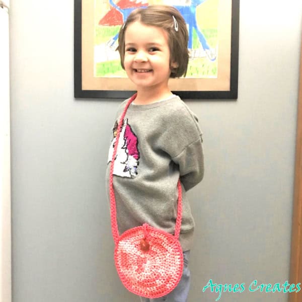 This crossbody purse crochet pattern is free and it makes a nice crochet gift idea for a girl! 