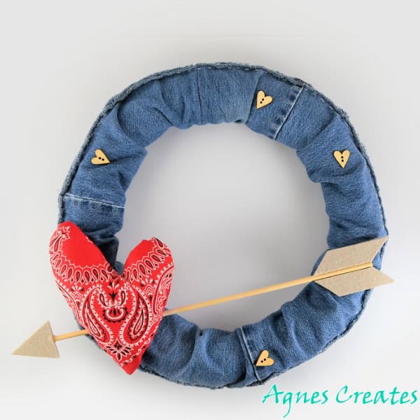 A diy Valentine's Day decor idea! Repurpose old jeans idea! Perfect denim decor idea. 