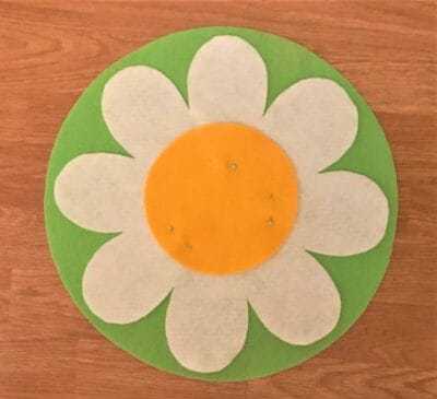 Follow my felt daisy placemat diy pattern! It make a fun spring diy decor for your home.