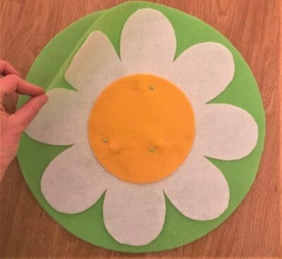 Make a fun spring felt decor! Daisy coasters pattern free included!