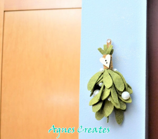 Learn how to make a felt mistletoe to decorate your home for Christmas! Includes free mistletoe leaf template.