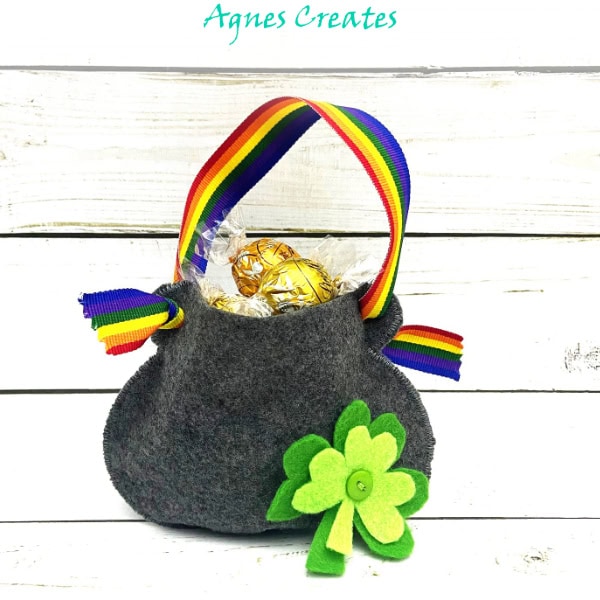 Make a fun pot pf gold treat bags for your family! It's a perfect diy felt project for St. Patrick's Day! Follow my free DIY pot of gold treat bag felt project! 