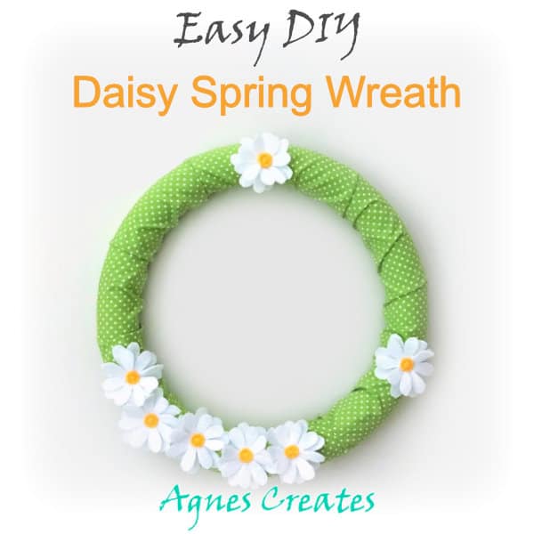 Learn how to make easy felt spring wreath! Follow my free tutorial on how to make a felt daisy flowers using free templates!