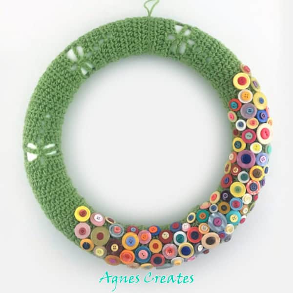 Learn how to crochet dragnfly stitch into a summer crochet wreath pattern! Free dragonfly crochet diagram included!