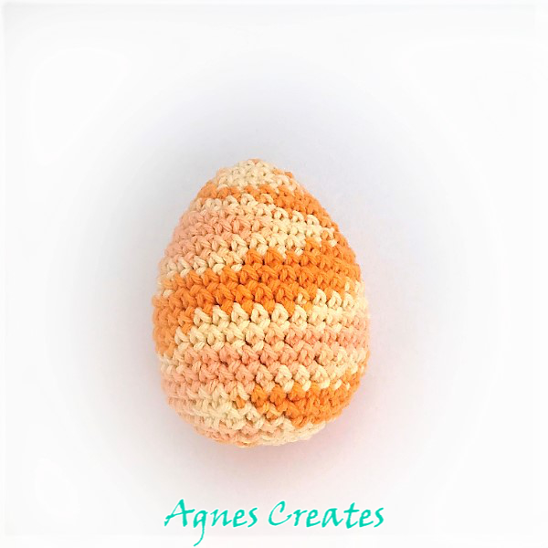 Get a free egg crochet pattern to decorate your table for Easter!