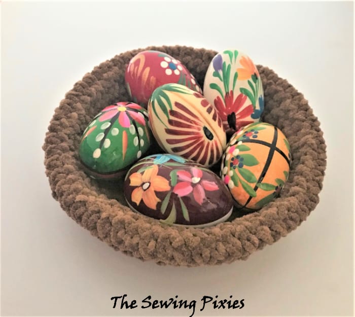 Follow my free nest crochet pattern for nesting chicks!
