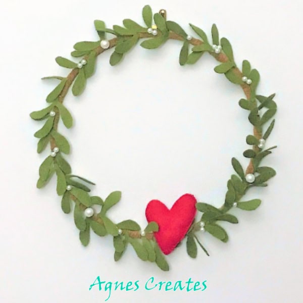 A beautiful Valentine's Day decor idea! Make a felt mistletoe wreath, perfect for a DIY Valentine's Day decor. This Valentine's Day wreath pattern includes heart template and free mistletoe template.