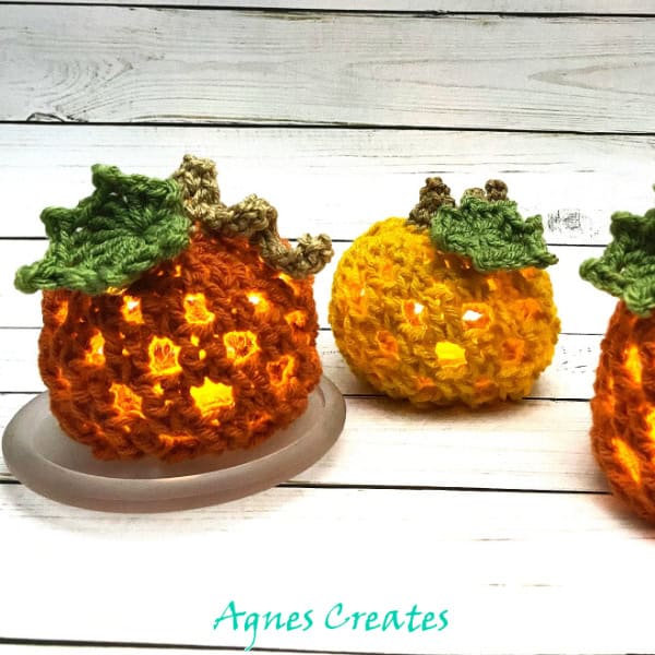 Easy crochet pumpkin lights! Follow my free pumpkin lantern crochet pattern!