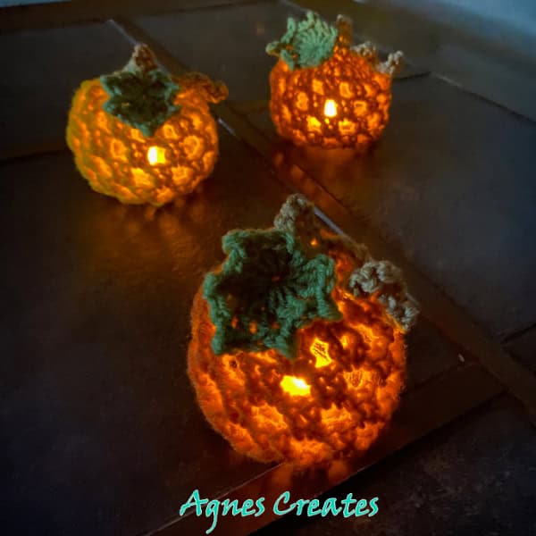 Learn how to crochet pumpkin lights to decorate your Thanksgiving table! Follow my free pumpkin lantern crochet pattern.