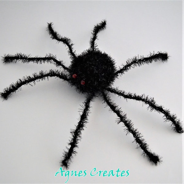 Follow my spider crochet pattern free and learn to crochet a spider web decor for your door!