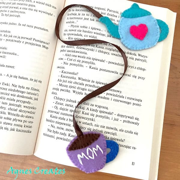 This DIY felt teacup bookmark project is a perfect felt craft idea! It make a nice Mother's Day handmade gift idea!