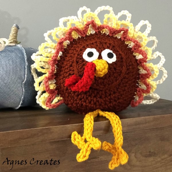 Easy to follow step-by-step turkey decor crochet pattern! It makes great fall decor crochet pattern idea! 