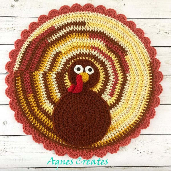 Follow my free turkey wreath crochet pattern and learn to crochet a Thanksgiving decor! Free turkey wreath crochet pattern!